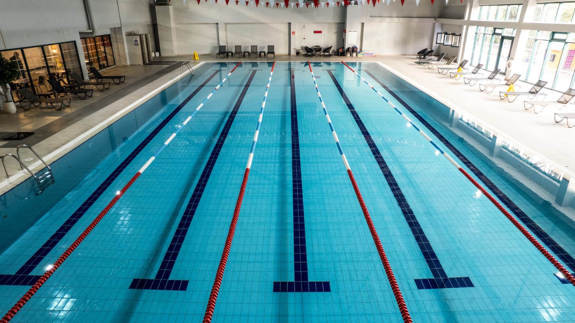 Kapalı yarı olimpik havuz