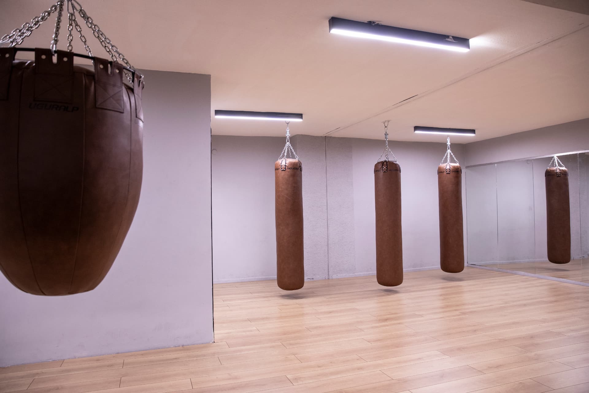 Kum torbalarının bulunduğu kickboks alanı